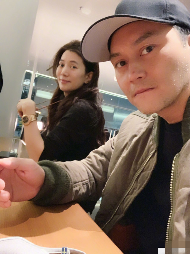 张智霖陪老婆理发宠溺放闪，夫妻恩爱同框，袁咏仪眼神抢镜