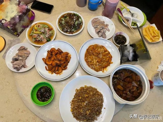 《中餐厅》官宣，黄晓明简介秀幸福，侧面证实在家做菜投喂妻儿？