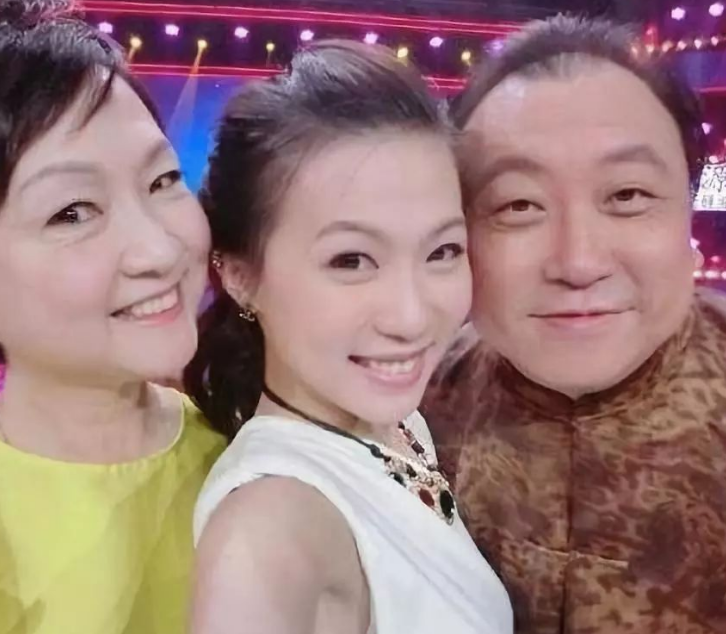 有種“顏值”叫王晶女兒，完美繼承了媽媽美貌，避開了爸爸