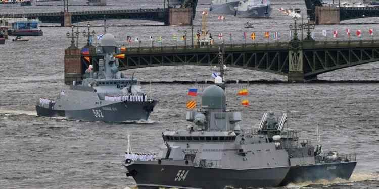 俄罗斯海上大阅兵多国捧场，中国造战舰也现身，普京发话：若必要会发动无法阻止的攻击