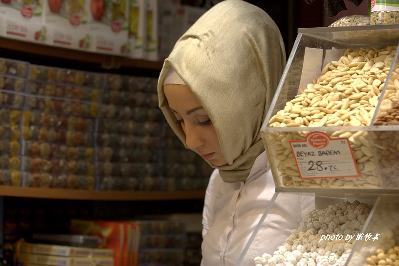 实拍土耳其街头美丽的花头巾，头巾虽小，却引发土耳其全国的争议