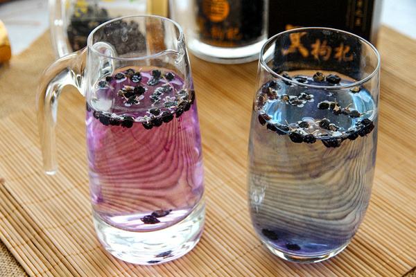黑枸杞用不同的水泡会有不同颜色，怎样泡水喝养生效果才好呢？