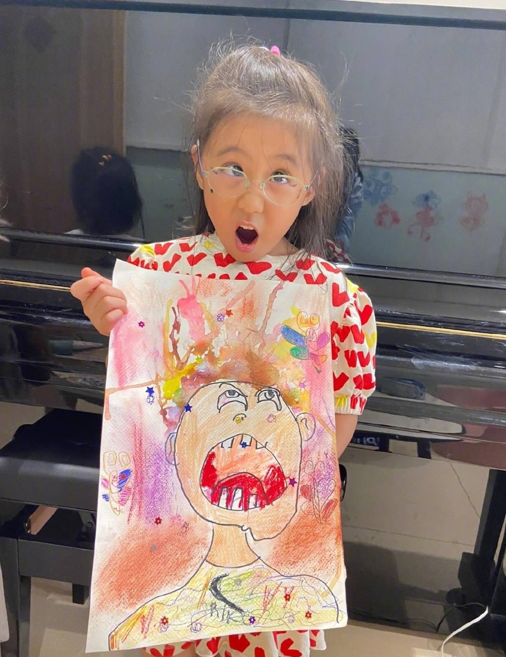 贾静雯晒女儿近照，咘咘BO妞开心展示自画像，画风清奇人更可爱