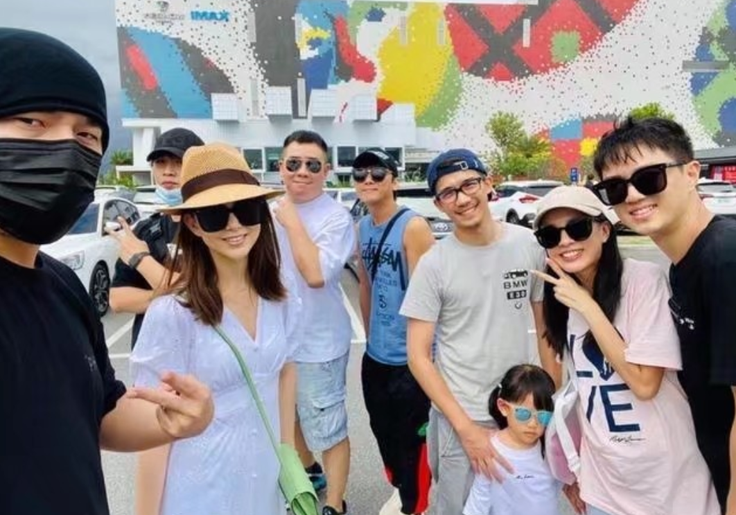 昆凌海滩度假笑容甜美，身材完全不像生过孩子，女儿打扮时髦