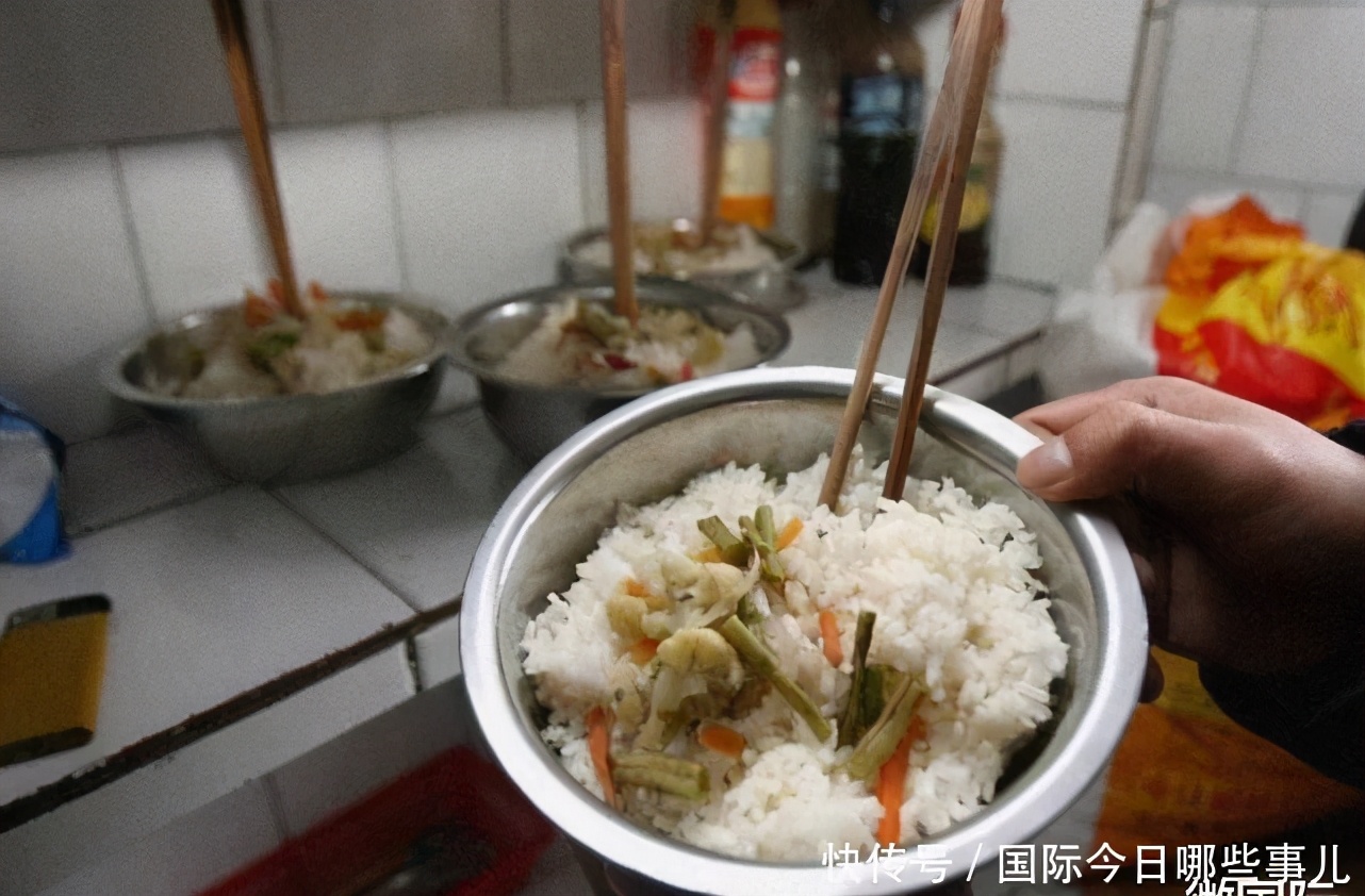 直击传销窝内部的凄惨生活,每天吃咸菜剩菜,却妄想一夜暴富