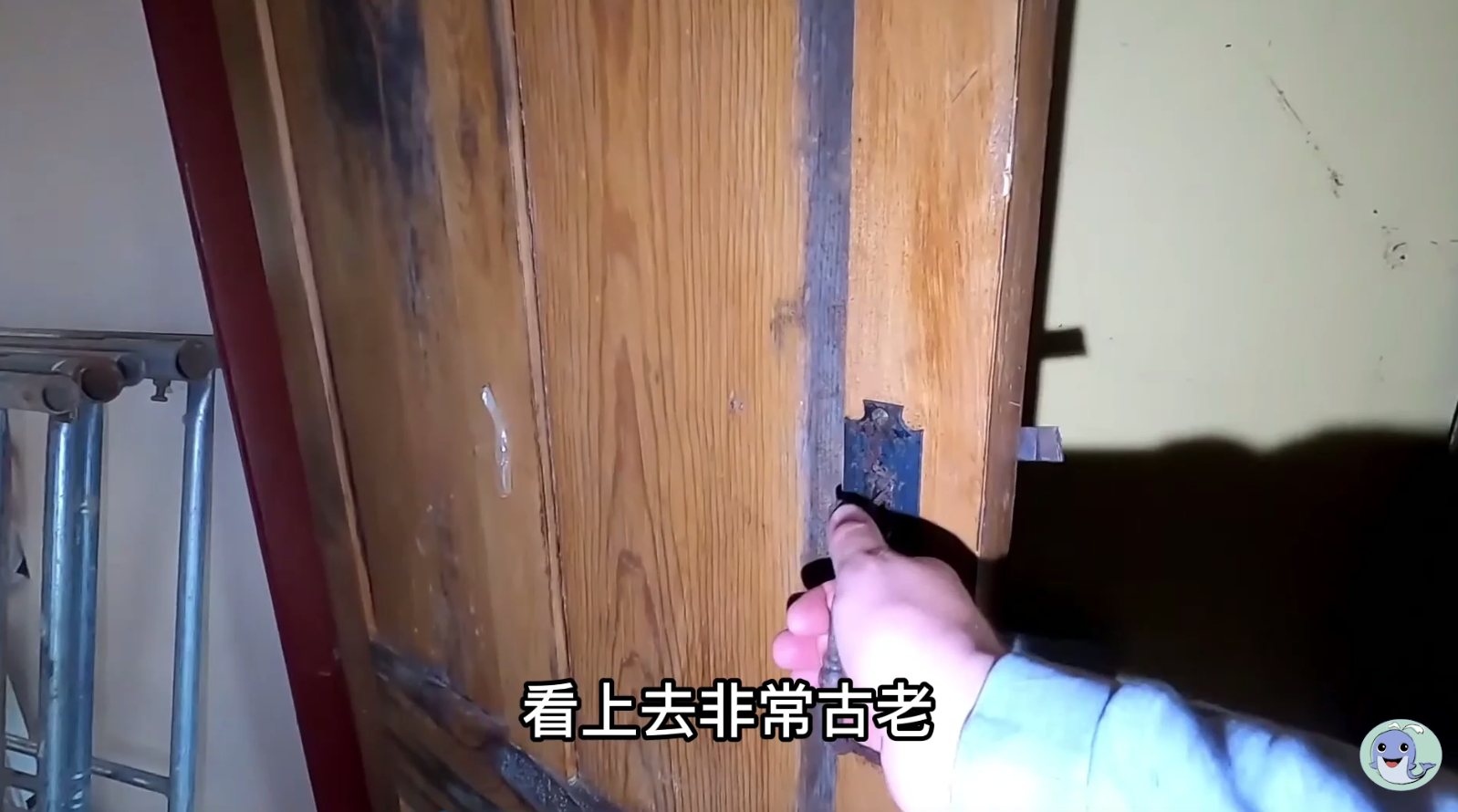这是一栋被主人遗弃的房屋，价值180万的汽车都不要了