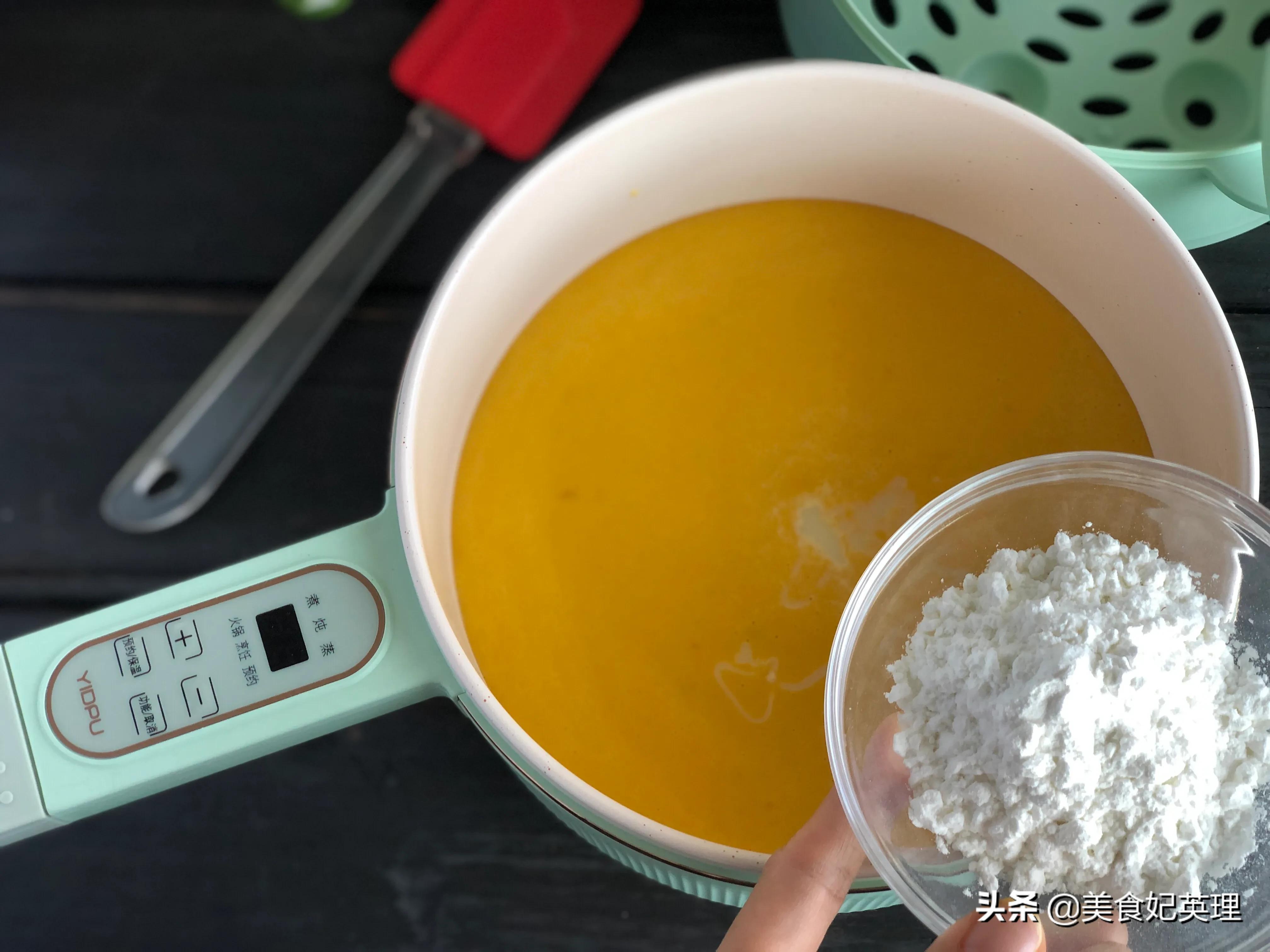 秋天就给孩子做这小零食，半块南瓜一杯牛奶，甜甜糯糯入口即化