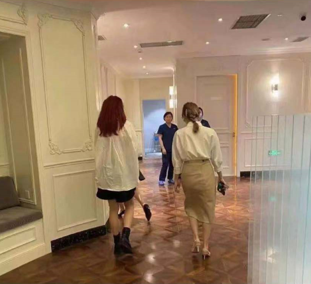 蔡少芬频繁被偶遇做医美，路人镜头下太瘦了，生仨娃还是火柴腿