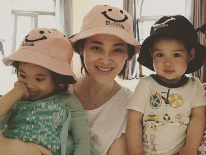 梅婷女儿用名字“秀恩爱”，7岁独自拍封面，和