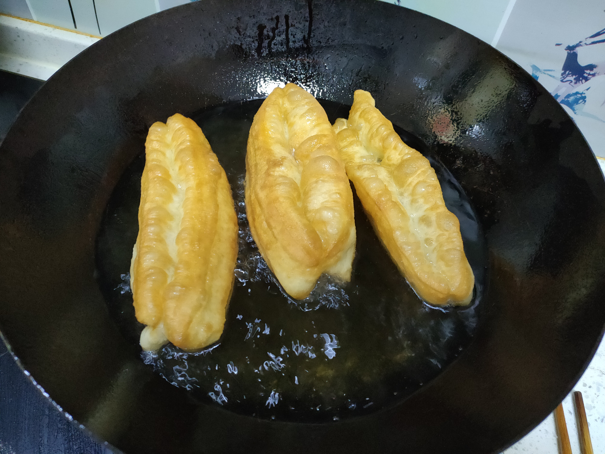 炸油條想要蓬鬆酥脆，有人加雞蛋、有人加酵母粉，其實都不正確