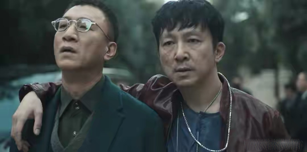 《扫黑风暴》剧情为何越来越崩？大江饰演者直播，一段话道出原因