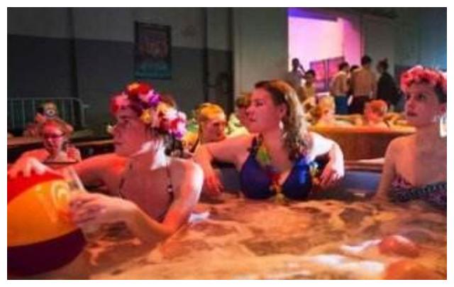 中国游客在荷兰看电影，为什么都会感到尴尬？