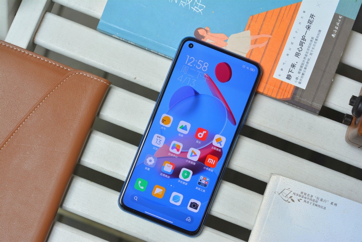 5nm芯片+AMOLED柔性屏+4250mAh，轻薄5G手机跌至1929元