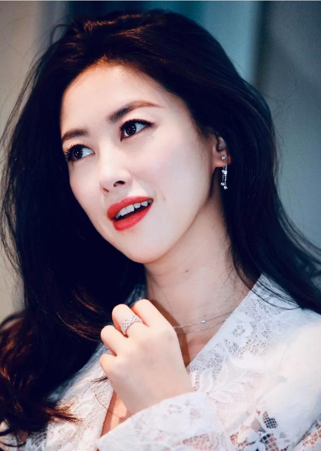 她是尤文图斯老板娘，背景比韩雪还牛，爷爷是