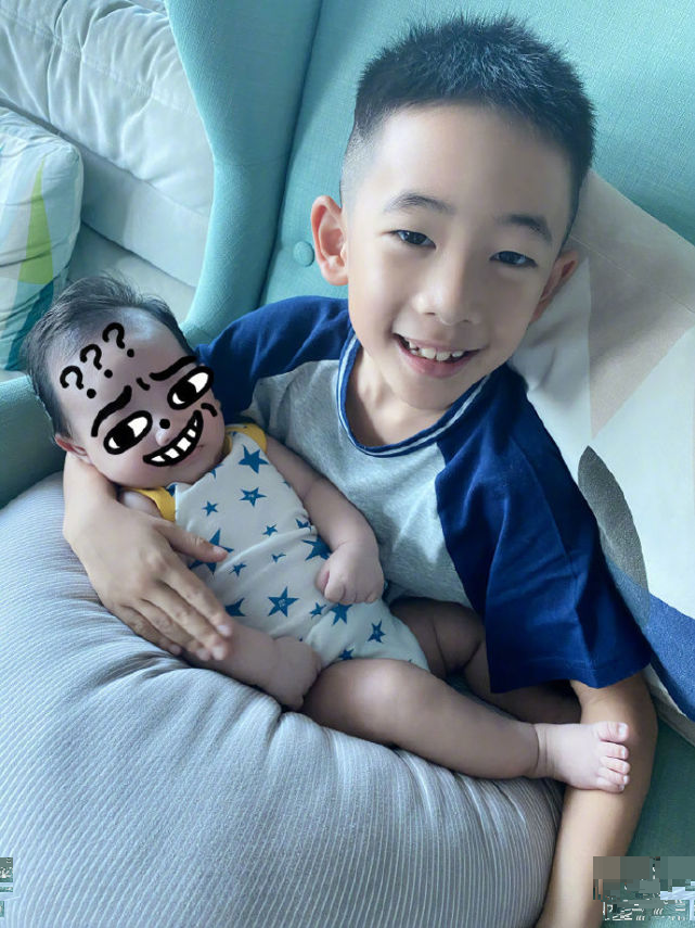 應采兒曬倆兒子有愛互動，半歲hoho爬到哥哥身上，側臉曝光了