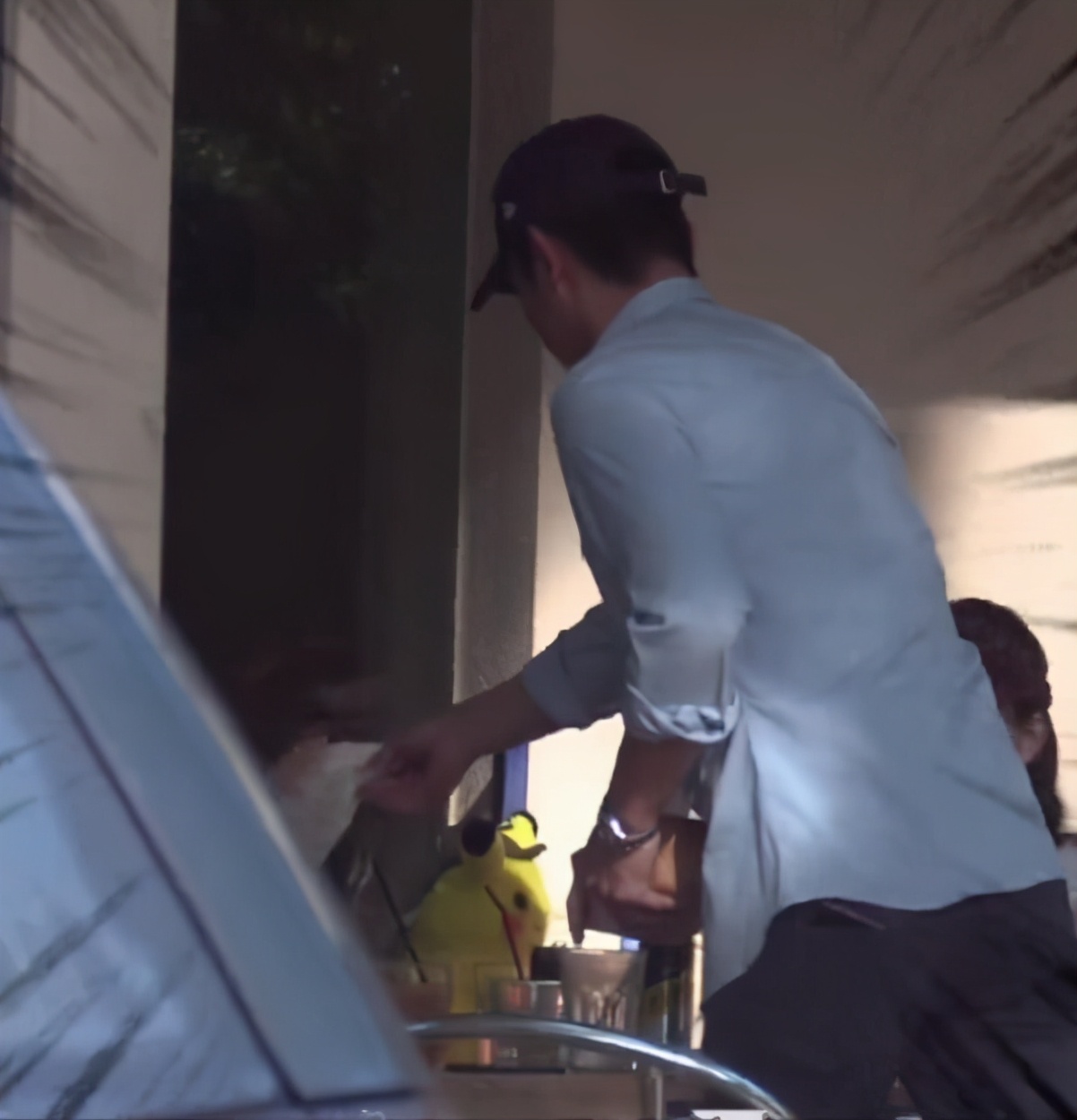 霍思燕夫妇穿情侣装约见好友，杜江化身“工具人”，嗯哼超粘爸爸