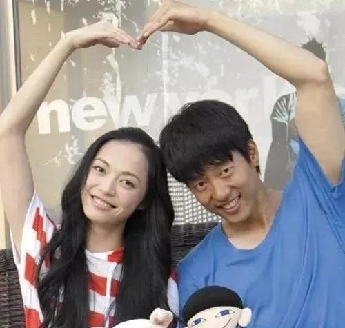 离婚8年，凌潇肃夫妇再撕姚晨：10年拉锯战，3个