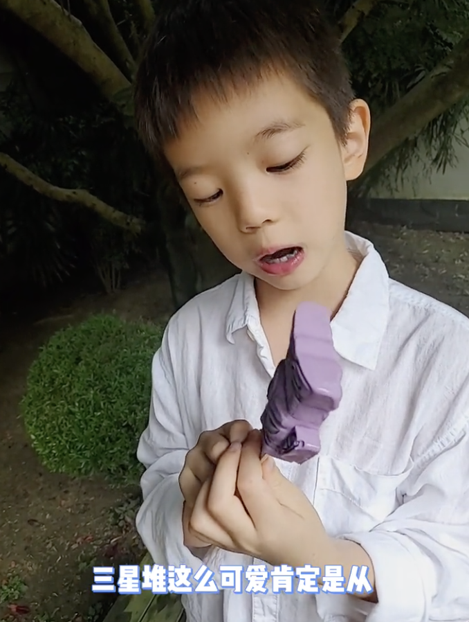 霍思燕晒儿子吃雪糕，嗯哼近期瘦出瓜子脸，网友直呼越来越像杜江