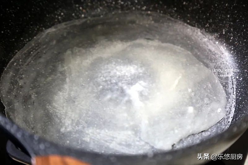 立春吃春捲，我有妙招，用一把刷子，幾秒做一張春捲皮，簡單省事