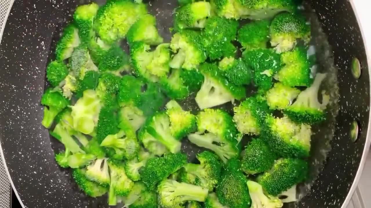 凉拌西兰花，芥末油划重点，香辣刺鼻香味独特，让人又爱又恨