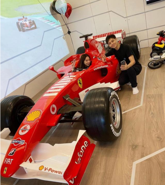 林志穎帶雙胞胎兒子打賽車遊戲，豪宅放高端遊戲設備配3個顯示器
