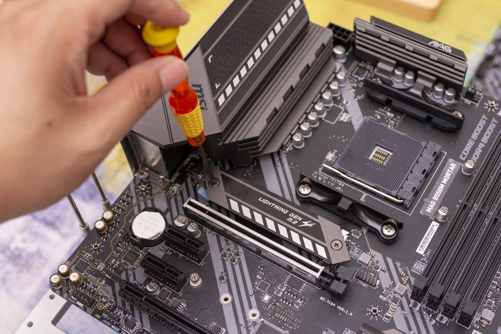 升级PCI-E 4.0，支持双显卡，微星B550M迫击炮开箱