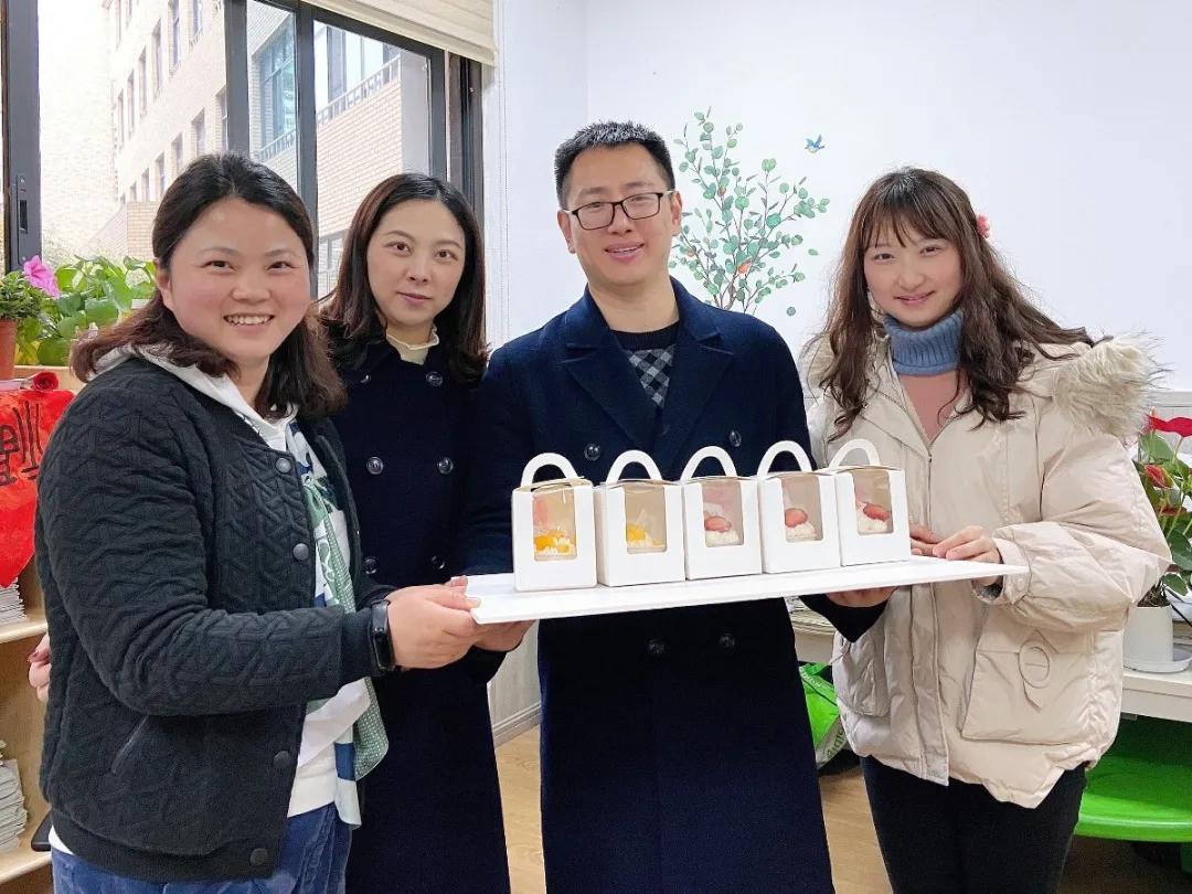 成都市华阳中学附属小学举行“三八妇女节”庆祝活动