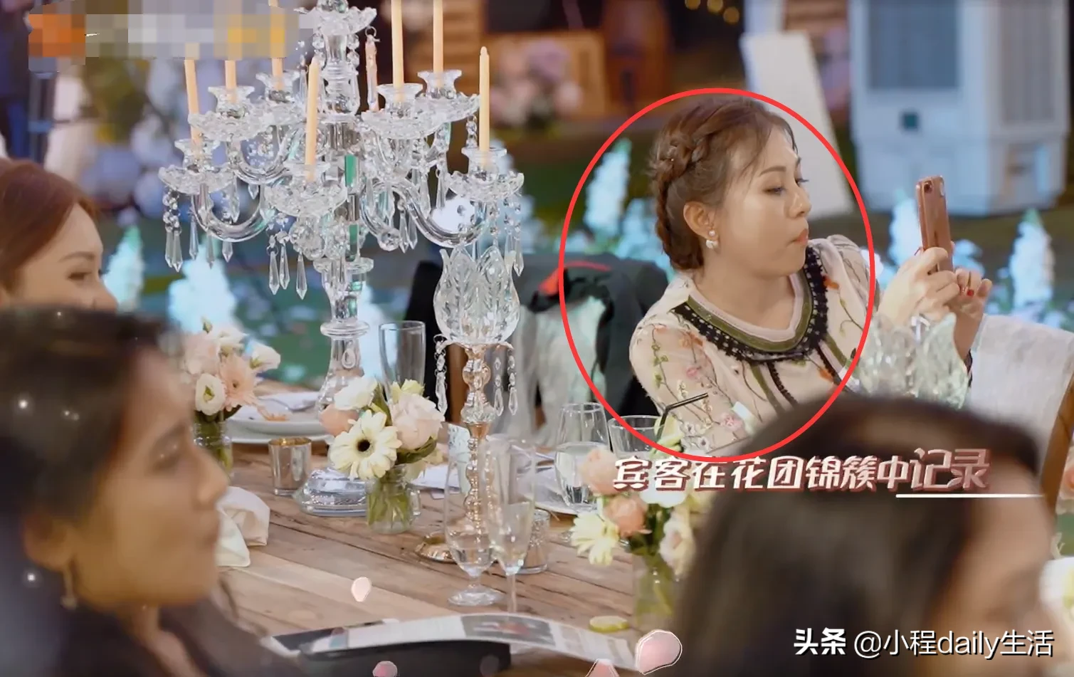 吴尊在家后花园办婚礼，谁注意宾客的打扮？这