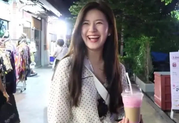 赵露思逛夜市喝奶茶，原相机下的她我酸了，这
