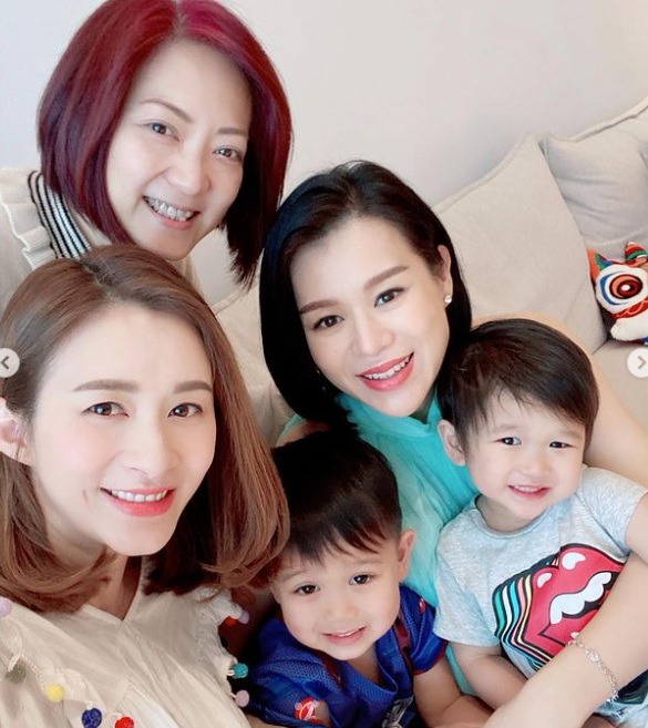 胡杏兒臨盆在即曬自拍賣萌，比心嘟嘴狀態滿分，無名指鑽戒搶鏡