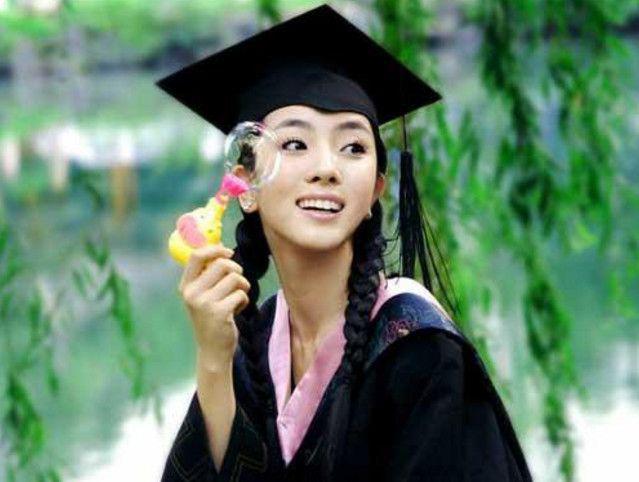 “央视花旦”李思思：嫁大学同学，3年生2子，婚