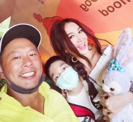 54歲溫碧霞曬全家福，一家三口像三代人，12歲養子像富豪老爸