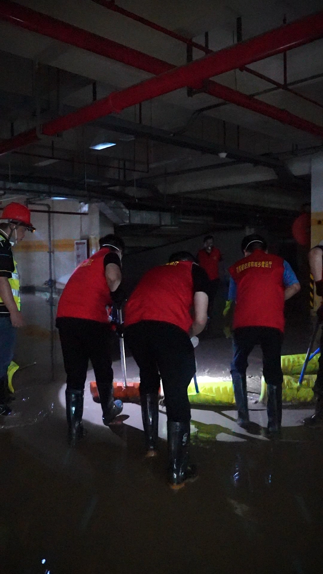 河南省住房和城乡建设厅组织救援队伍赴阜外华中心血管病医院开展清淤工作
