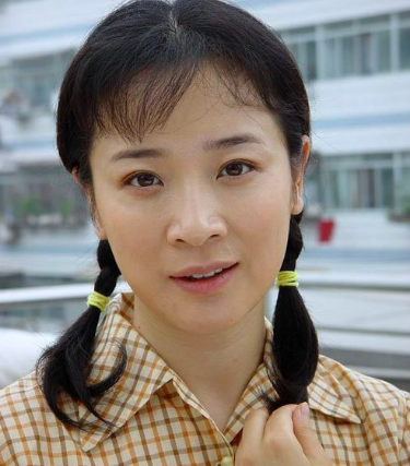 陈小艺：嫁“丑”导演，分居11年却不离婚，多次