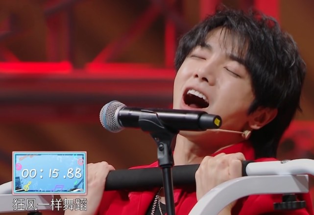 Hua Chenyu and Guan Xiaotong sit on sofa, who notices to spend beautiful sitting position? It is the greatest to sister-in-law respect