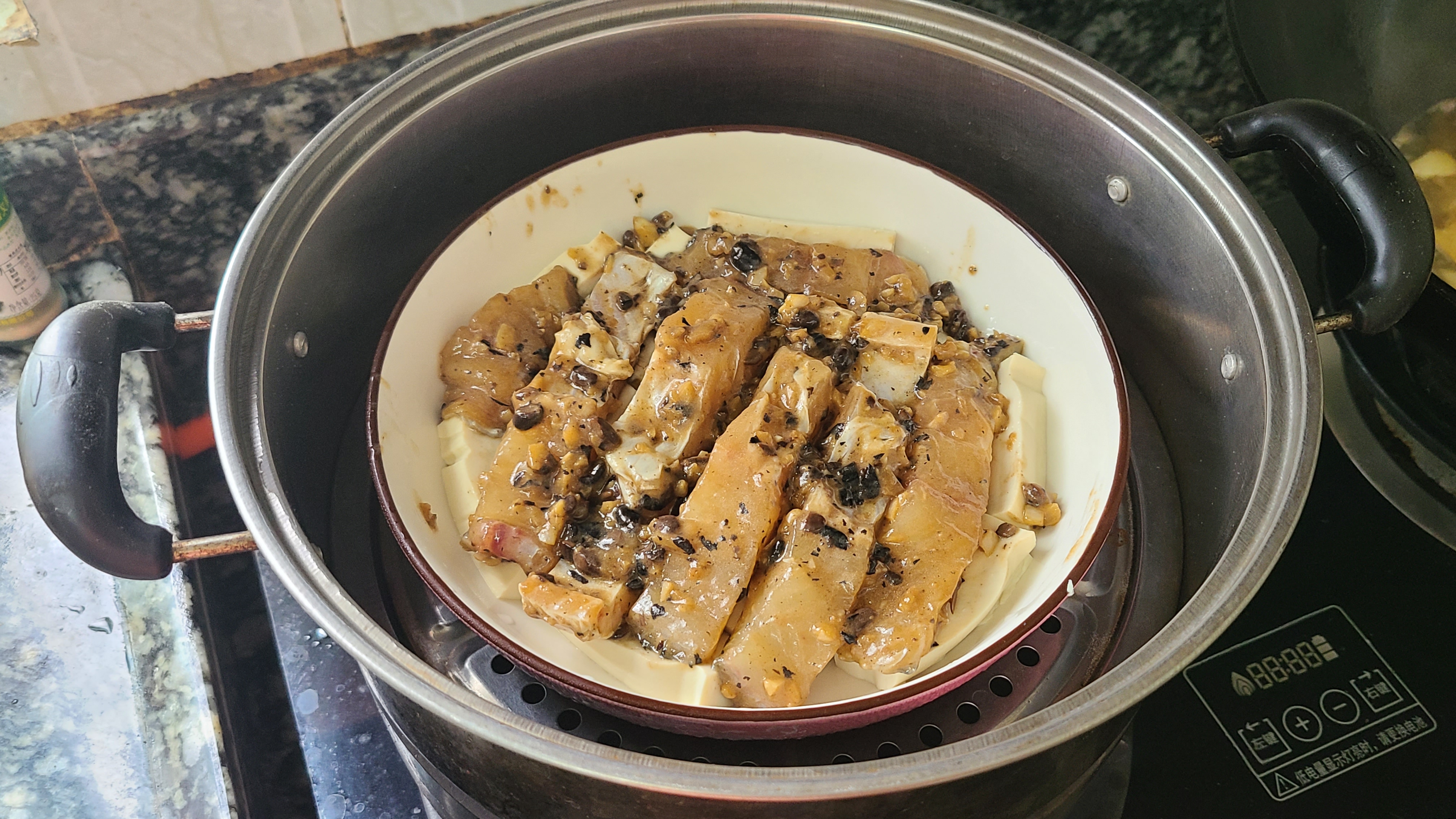 豆腐蒸鱼腩，广东人做出来就是好吃，香味四溢又简单，太下饭