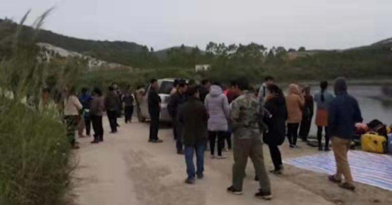 五岁双胞胎在乡下玩耍时无人看管，不幸溺水身亡，自责奶奶跳下池塘