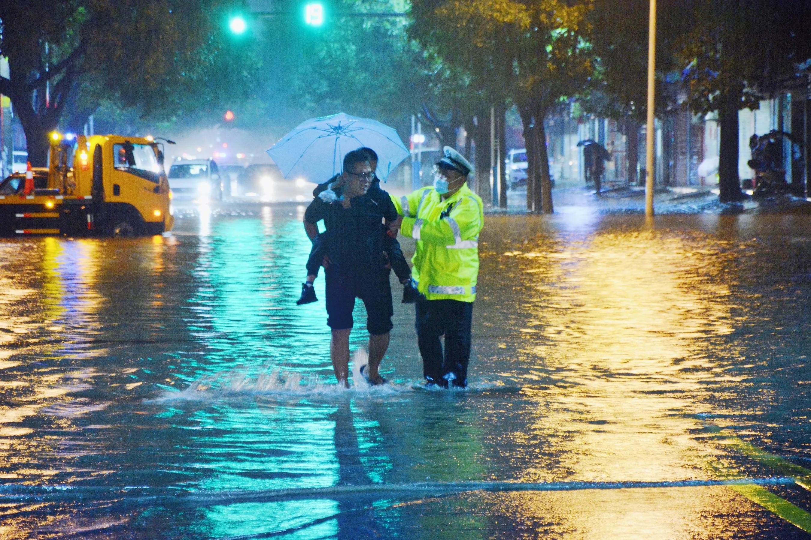 蒲城交警雨天警色护你平安组图