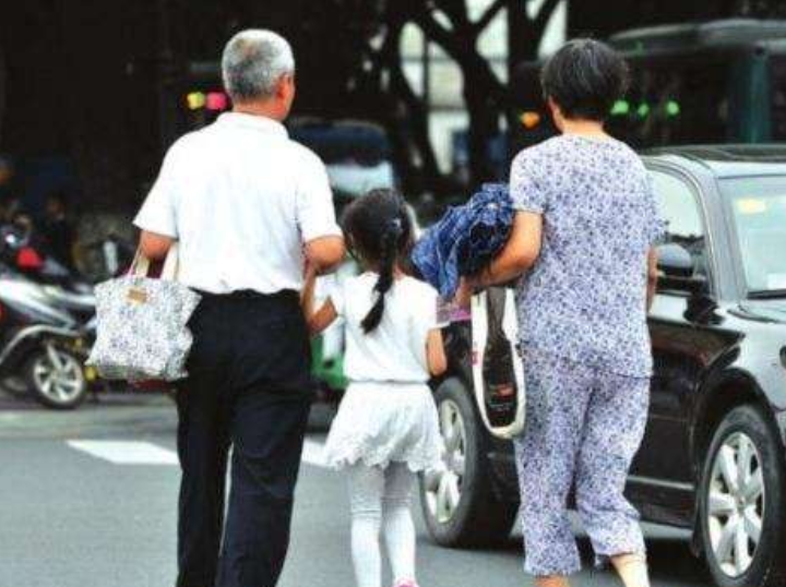 从小爸爸接送的孩子，和妈妈接送的孩子，长大后的差距还是很大的