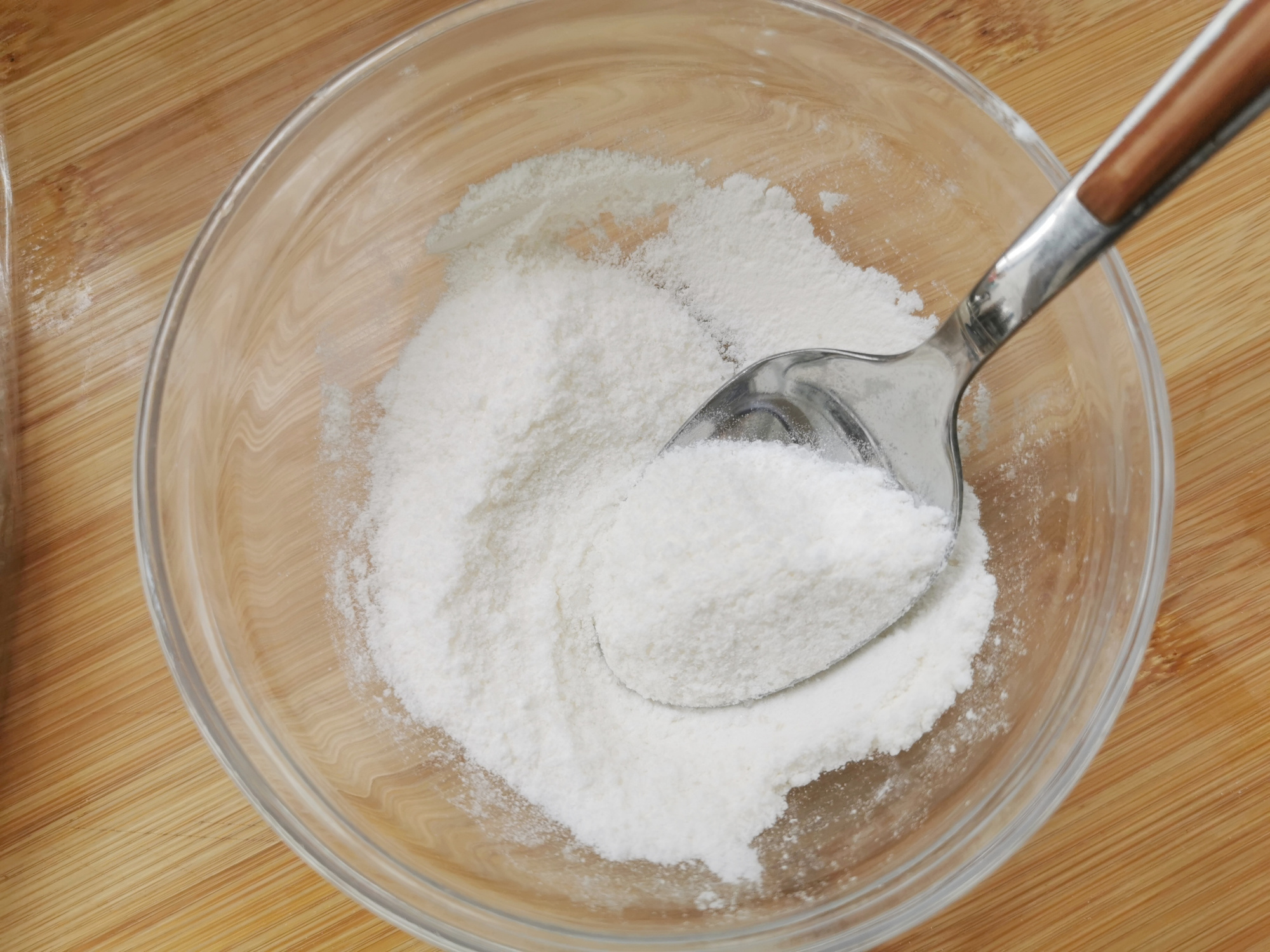 面粉中倒入开水搅一搅，做出来的糖糕个个空心鼓大泡，外酥里软