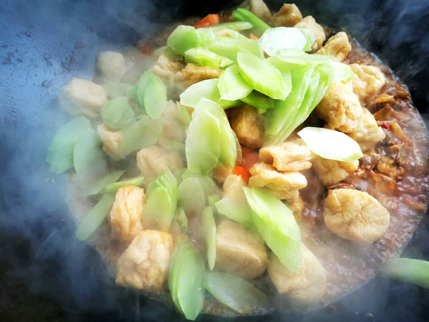 土灶柴火鸡、锅边炕馍馍、长沙周边的农家乐还藏有这般怀旧美食