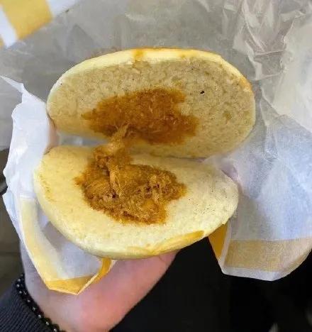 麦当劳肉夹馍被吐槽肉量极少卖一年猪只有皮外伤