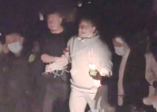 杨坤酒吧庆生排场大，成龙深夜赶来被搀扶，冯小刚醉酒走路都摇晃