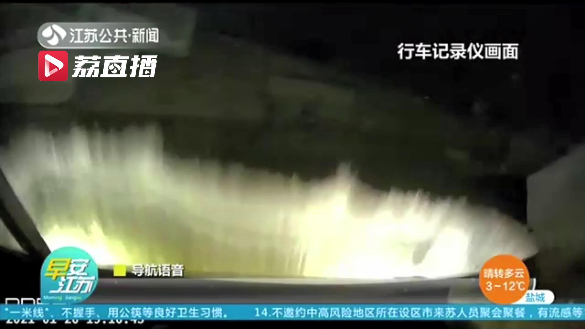 注意行车安全！司机不熟悉路况只听导航也不看路 结果开着车冲下河