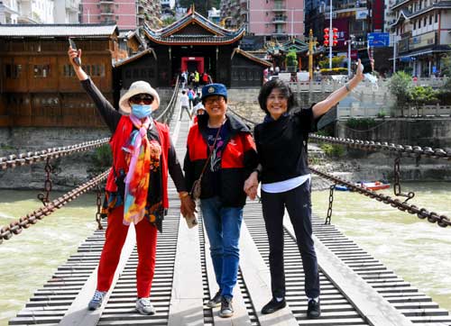 四川旅游：走近泸定桥圆童年电影情结（图）