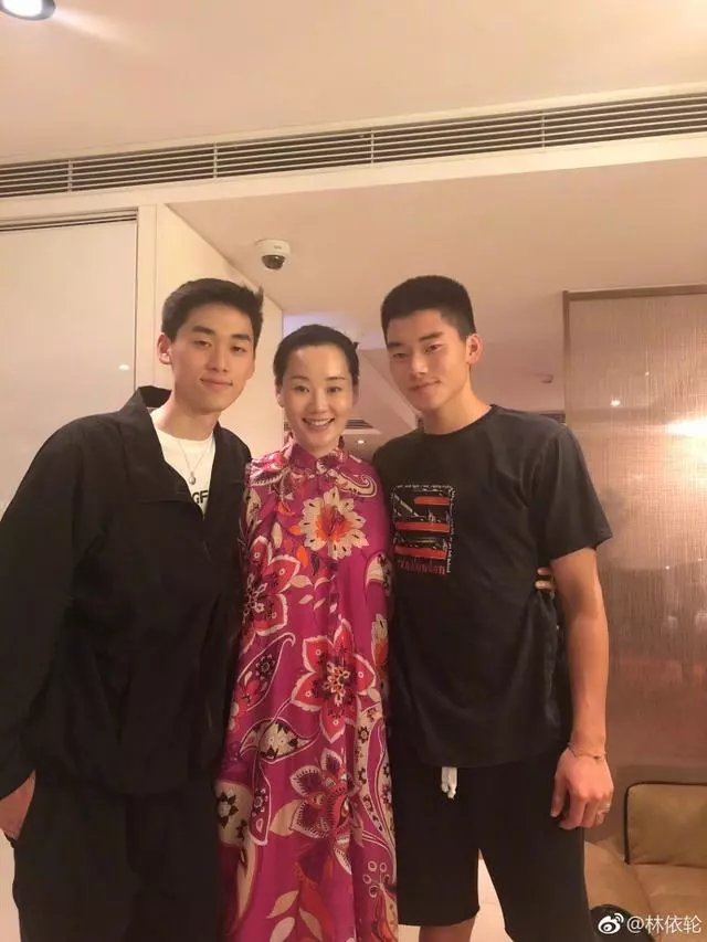 过气歌手林依轮，到底有多有钱？