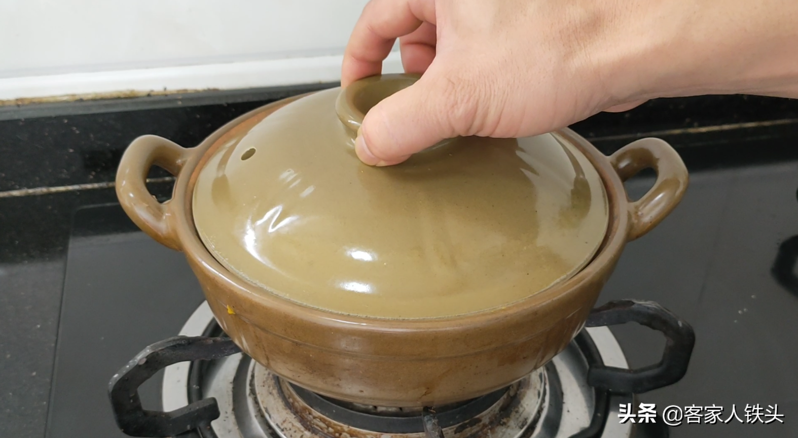 天越冷越愛吃一鍋南瓜排骨煲，口感嫩滑做法簡單，孩子搶著吃南瓜