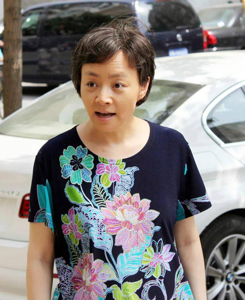 59岁宋丹丹退休了，是含饴弄孙颐享天年，还是将