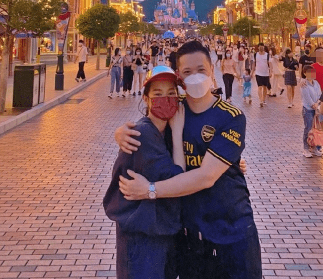 胡杏儿晒工作照过端午，穿修身裙秀S曲线，产后俩月身材恢复完美