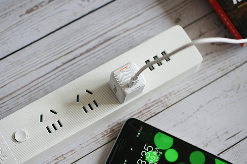 小體積，大能量：Aohi magcube 20W充電器體驗(yàn)